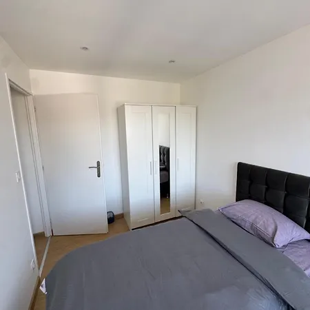 Appartement T2 Renove St-priest Centre Avec Parking Prive Saint-Priest (Rhone)